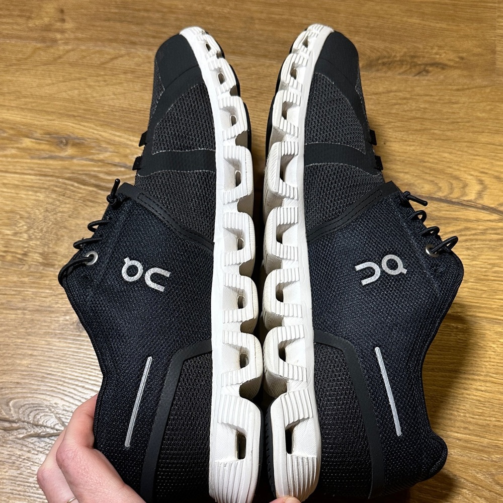 On Running Women’s Cloud 5 Black Athletic Shoes Size 10 - Picture 3 of 8